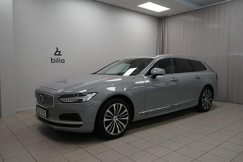 Grå Begagnad 2023 Volvo V90 Core Kombi | 419 900 kr (Marknadspris) - Bild 1/3