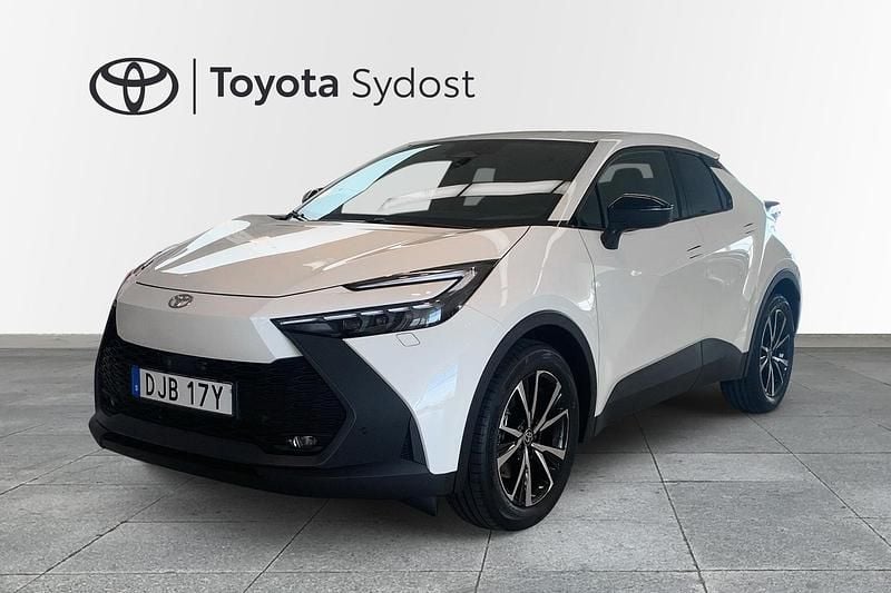 Vit Ny 2025 Toyota C-HR Style SUV | 409 800 kr (Marknadspris) - Bild 1/4