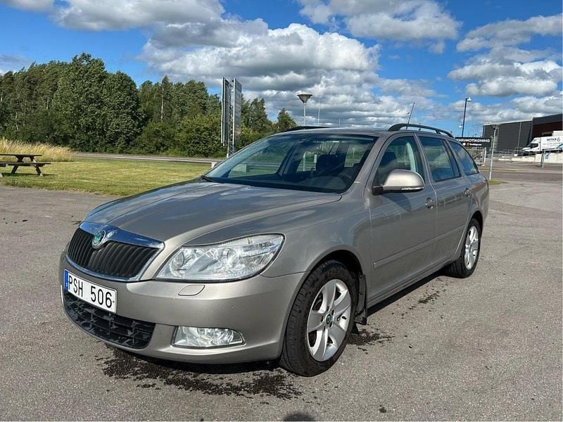 Brun Begagnad 2010 Skoda Octavia Elegance Kombi | 40 000 kr (Superpris) - Bild 1/4