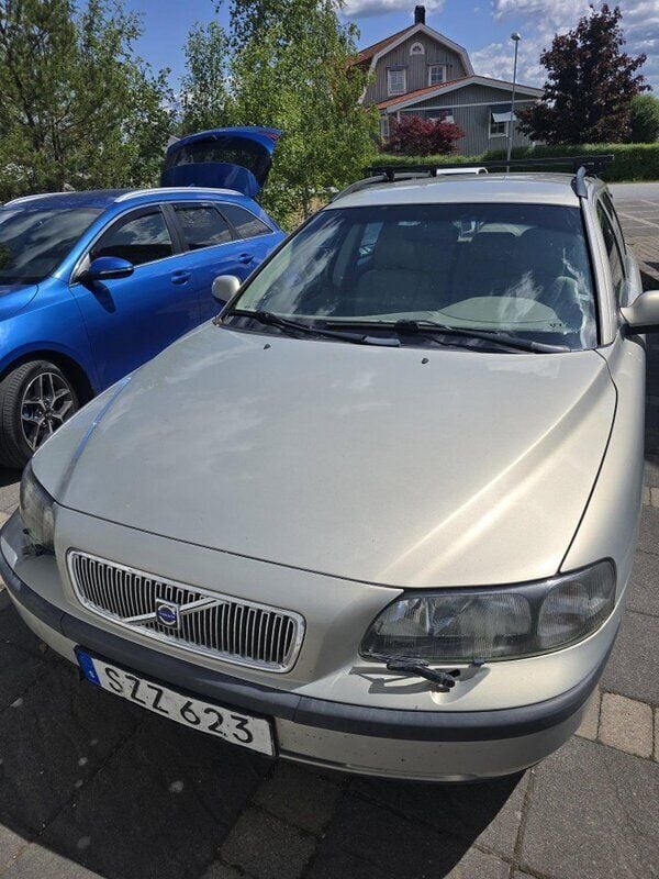 Grå Begagnad 2002 Volvo V70 Kombi | 10 000 kr (Bra pris) - Bild 1/4