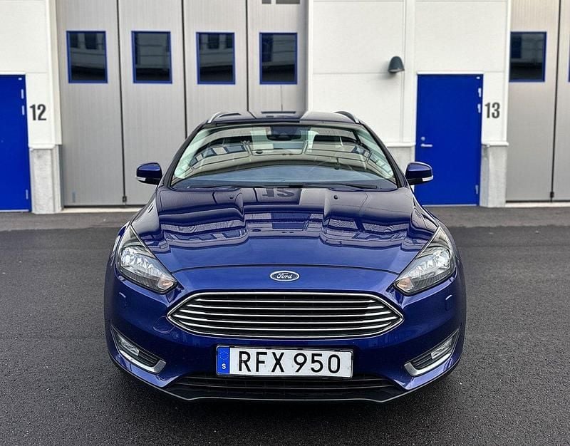 Blå Begagnad 2017 Ford Focus Titanium Kombi | 66 500 kr (Marknadspris) - Bild 1/4