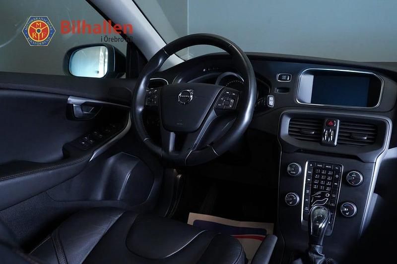 Begagnad Volvo V40 CC 150 HK (110 kW) 2019 Vit Kombi