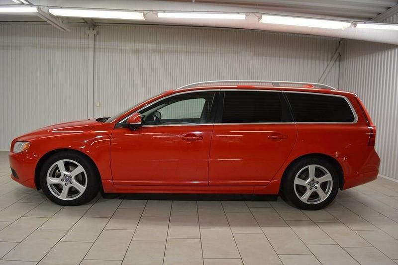 Begagnad Volvo V70 Summum 116 HK (85 kW) 2012 Röd Kombi
