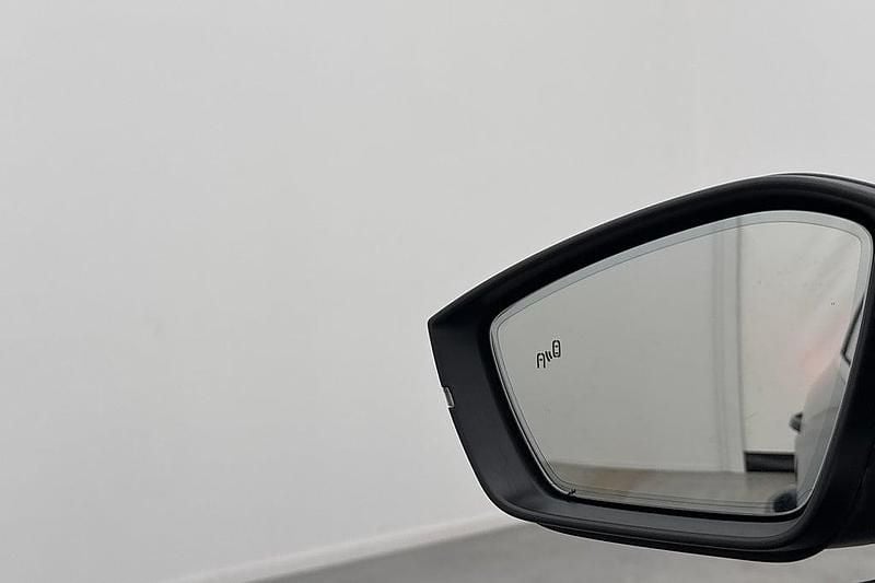 Grå Begagnad 2018 Skoda Superb Kombi | 184 900 kr (Marknadspris) - Bild 1/2