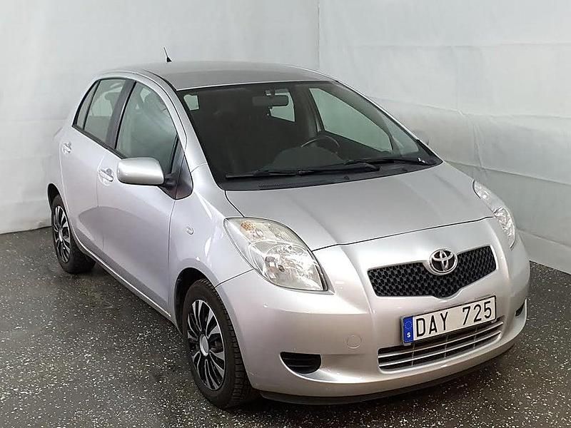 Röd Begagnad 2006 Toyota Yaris Halvkombi | 29 900 kr (Bra pris) - Bild 1/4