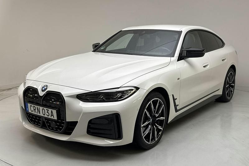 Vit Begagnad 2024 BMW i4 Sedan | 529 000 kr - Bild 1/4