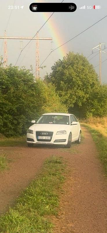 Vit Begagnad 2013 Audi A3 Sportback Attraction Halvkombi | 50 000 kr (Marknadspris) - Bild 1/4