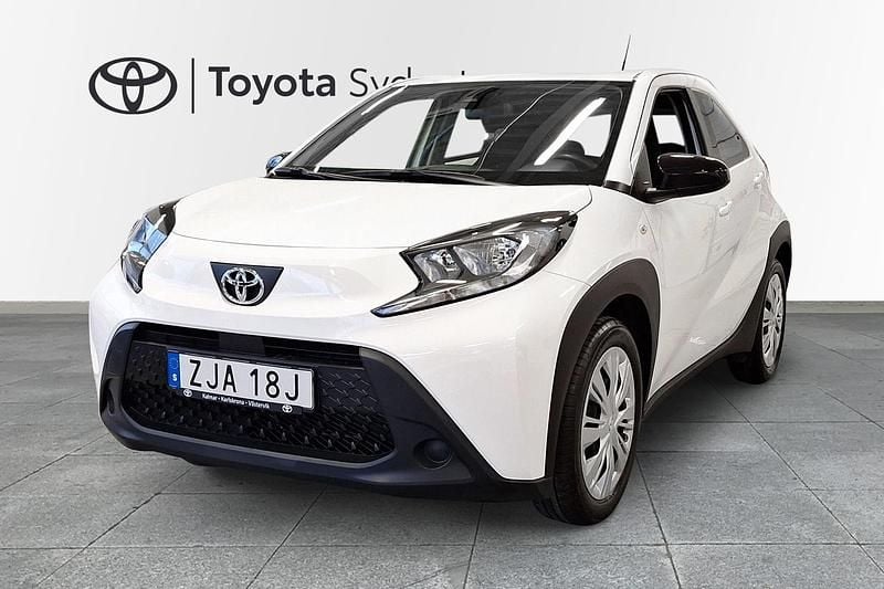 Vit Begagnad 2023 Toyota Aygo X X-play SUV | 149 000 kr (Superpris) - Bild 1/3