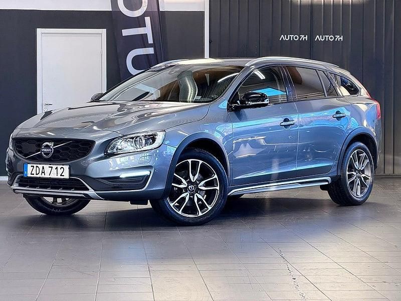 Grå Begagnad 2017 Volvo V60 CC Standard Kombi | 224 900 kr (Marknadspris) - Bild 1/4