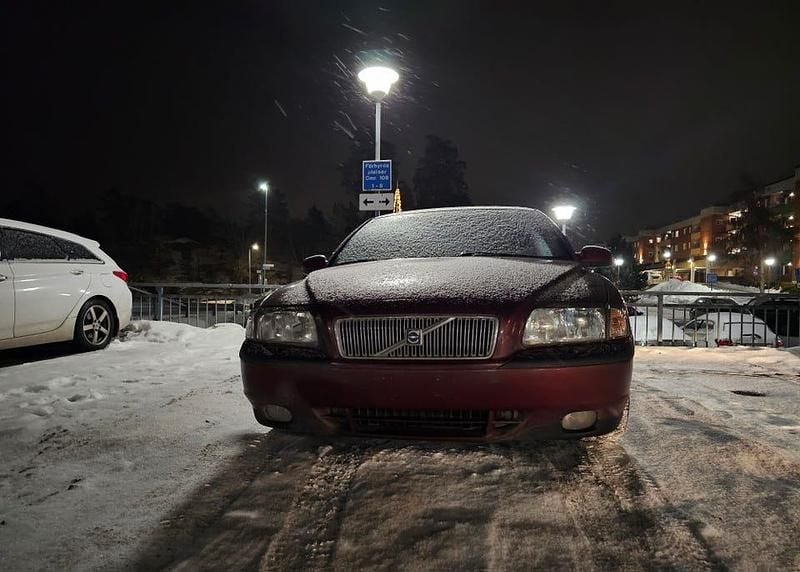 Begagnad Volvo S80 140 HK (102 kW) 2000 Mörk röd Sedan