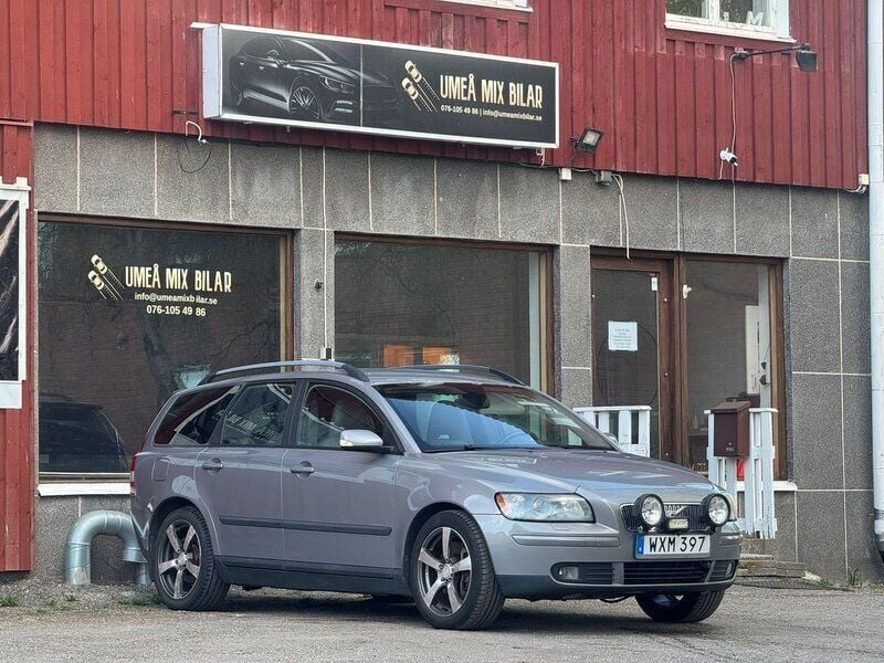 Grå Begagnad 2005 Volvo V50 Kinetic Kombi | 30 000 kr (Marknadspris) - Bild 1/4