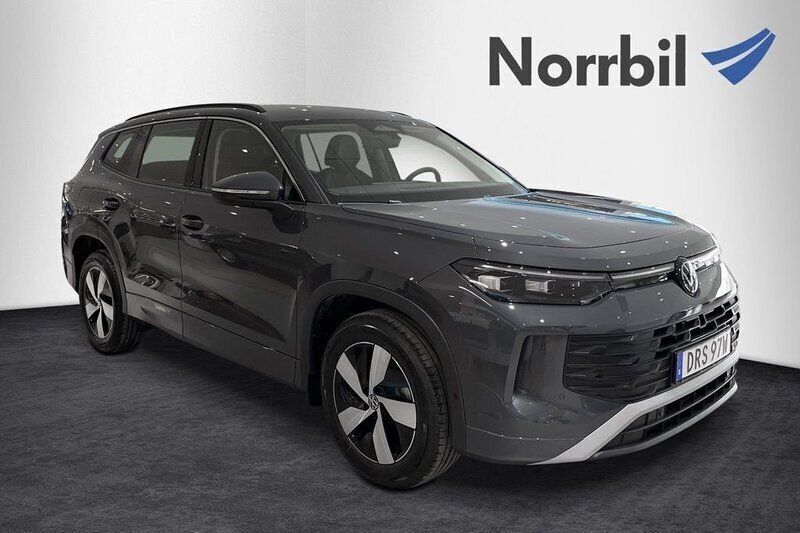 Grå (dolphin grey metallic) Ny 2024 VW Tayron Life SUV | 539 900 kr (Marknadspris) - Bild 1/4
