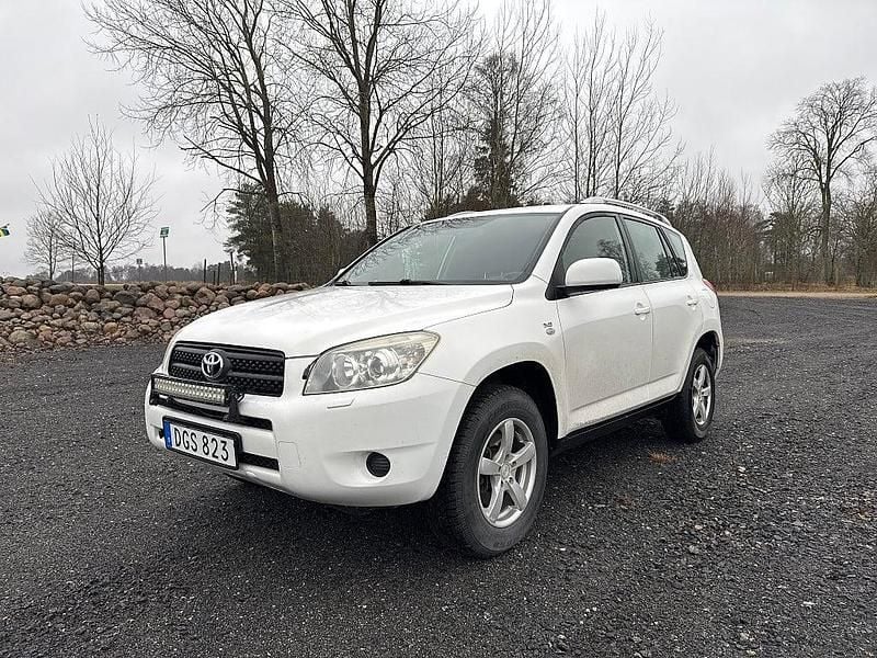Vit Begagnad 2007 Toyota RAV4 SUV | 93 500 kr (Lite dyr) - Bild 1/4