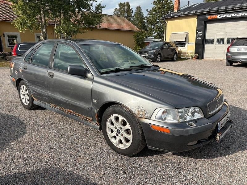 Mörkgrå Begagnad 2001 Volvo S40 Sedan | 9 900 kr (Superpris) - Bild 1/4