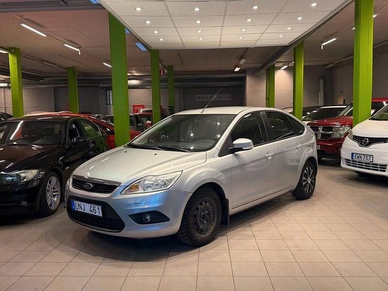Grå Begagnad 2010 Ford Focus Platinum Halvkombi | 39 900 kr (Marknadspris) - Bild 1/4