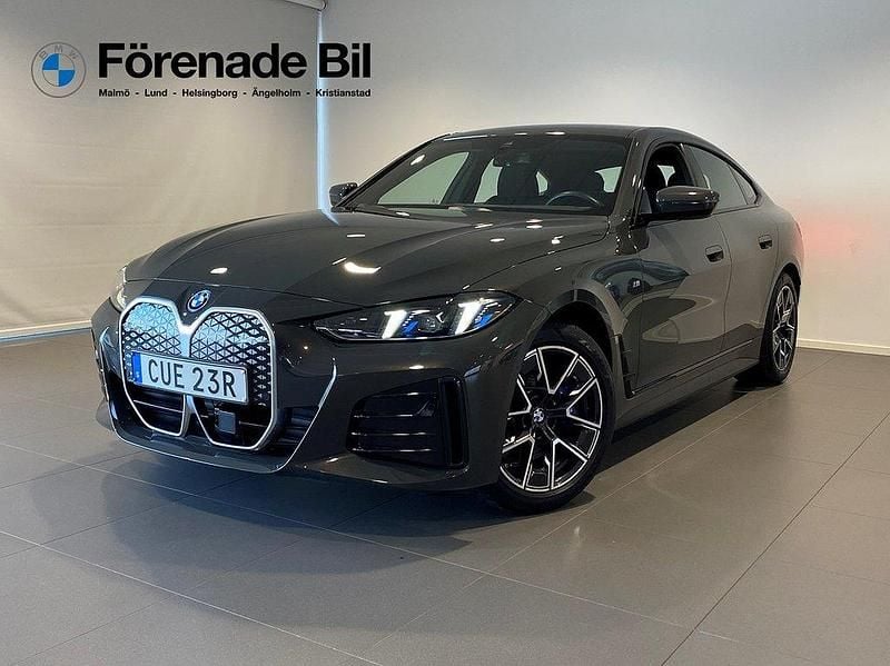 Grå Begagnad 2024 BMW i4 Comfort Edition Sedan | 539 000 kr (Lite dyr) - Bild 1/4