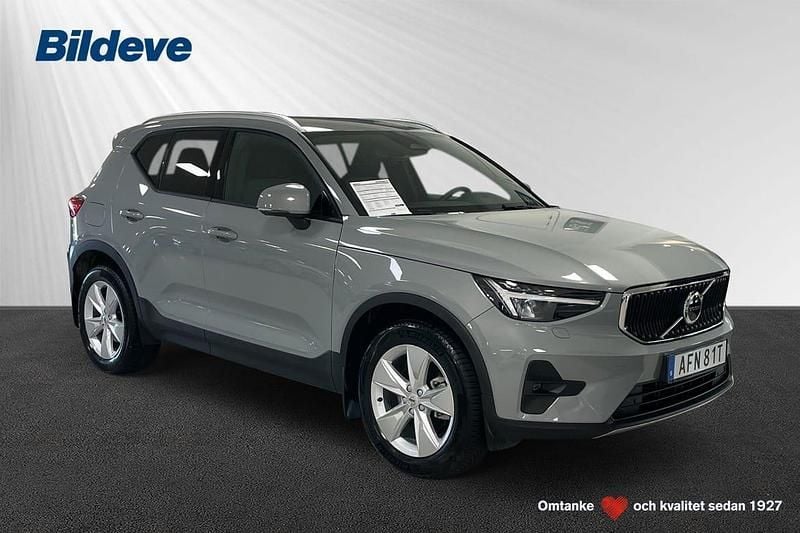 Grå Begagnad 2024 Volvo XC40 Core SUV | 369 900 kr (Bra pris) - Bild 1/4