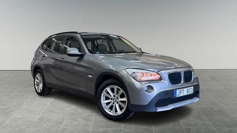 Grå Begagnad 2011 BMW X1 SUV | 104 900 kr (Marknadspris) - Bild 1/4