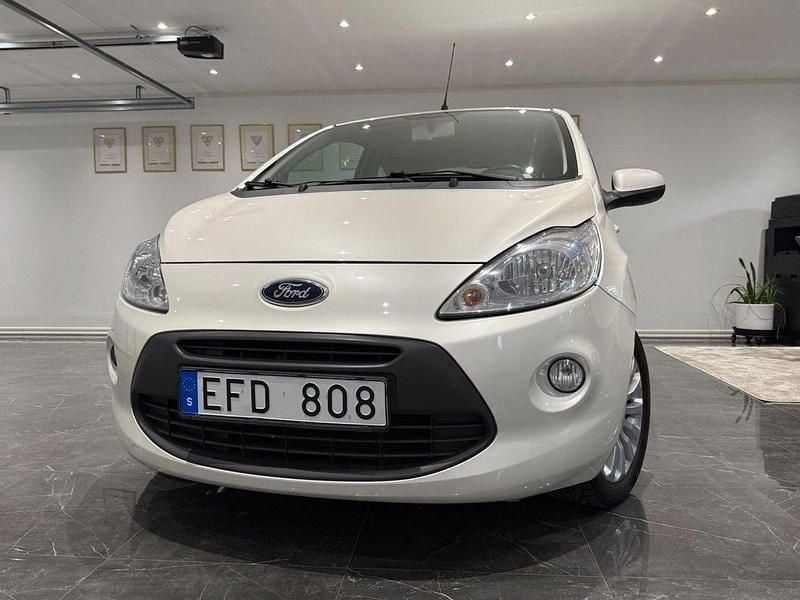 Vit Begagnad 2013 Ford Ka Titanium Halvkombi | 49 900 kr (Marknadspris) - Bild 1/4