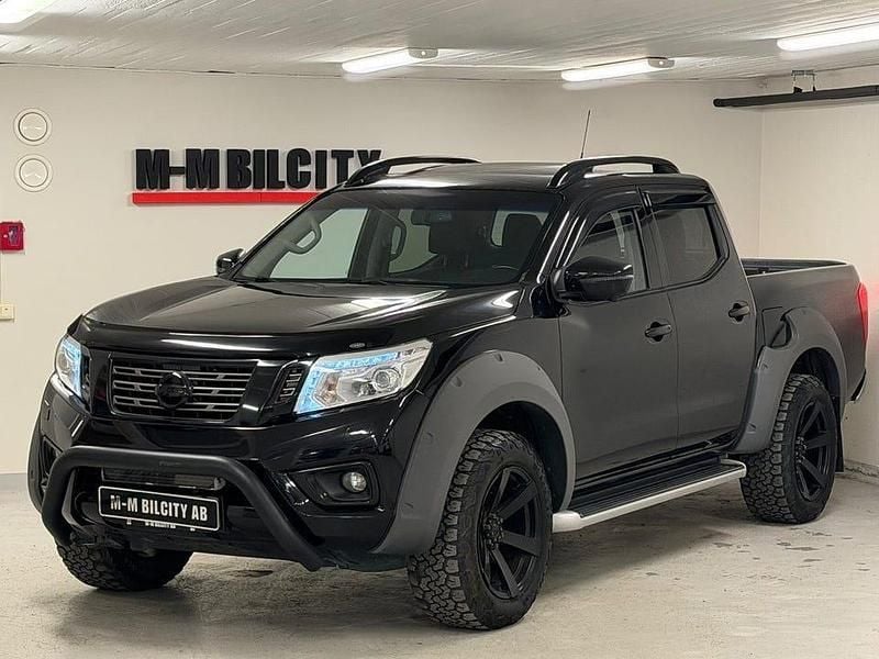 Svart Begagnad 2018 Nissan Navara 360º Pickup | 247 900 kr (Marknadspris) - Bild 1/4