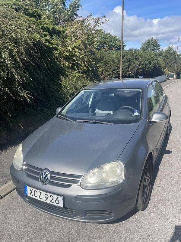 Grå Begagnad 2006 VW Golf V Trendline Halvkombi | 23 000 kr (Bra pris) - Bild 1/4