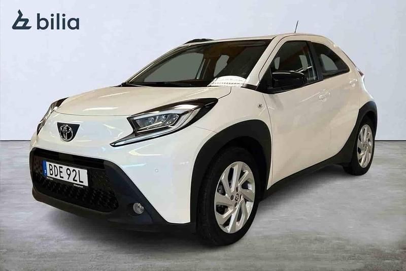 Vit Begagnad 2023 Toyota Aygo Halvkombi | 179 900 kr (Marknadspris) - Bild 1/1