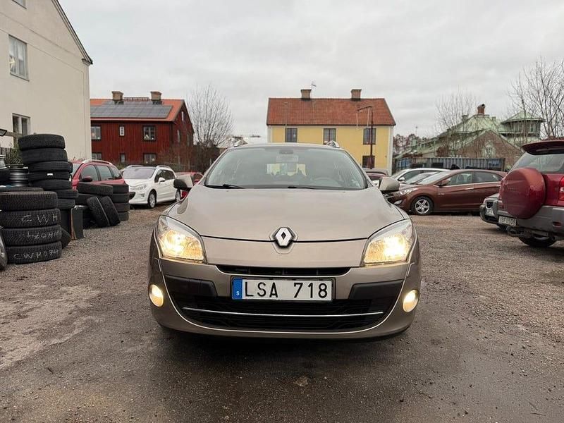 Ljusbrun Begagnad 2011 Renault Mégane GrandTour Kombi | 29 500 kr (Marknadspris) - Bild 1/4