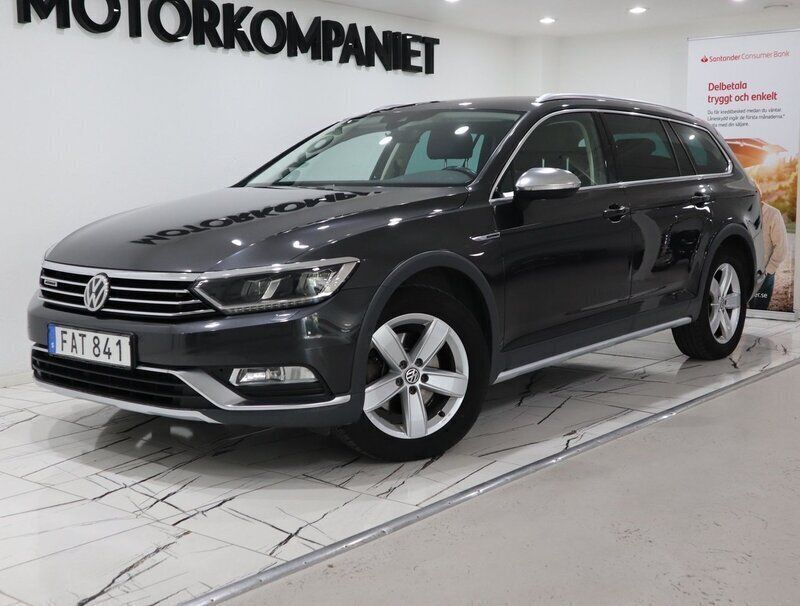 Mörkgrå Begagnad 2017 VW Passat Alltrack Executive Kombi | 189 900 kr (Marknadspris) - Bild 1/4