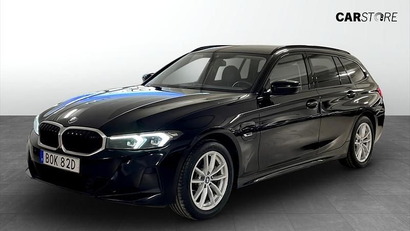 Svart Begagnad 2023 BMW 330e Kombi | 299 900 kr (Superpris) - Bild 1/4