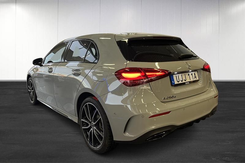 Begagnad Mercedes A250 15 HK (11 kW) 2026 Grå Halvkombi