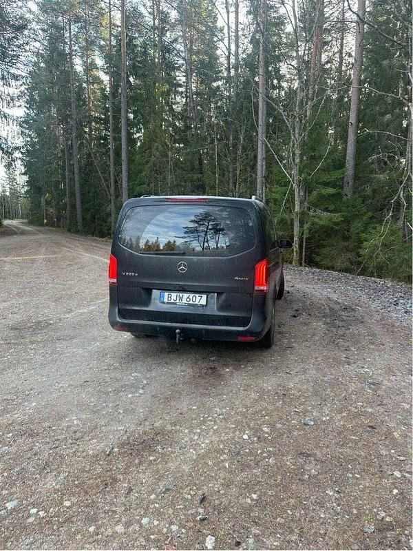 Svart Begagnad 2018 Mercedes V220 Minibuss | 329 000 kr (Superpris) - Bild 1/4