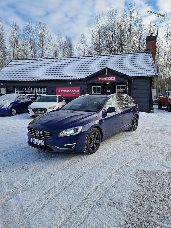 Blå Begagnad 2014 Volvo V60 Ocean Race Kombi | 88 000 kr (Marknadspris) - Bild 1/4