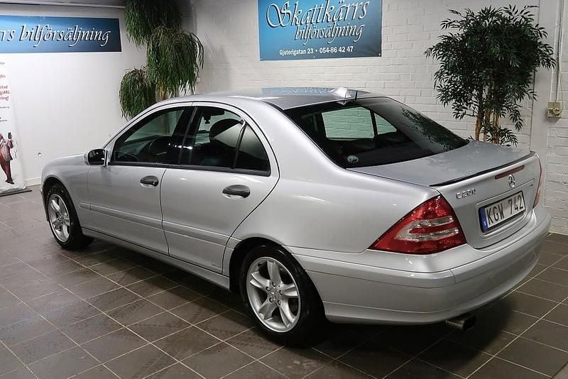 Begagnad Mercedes C200 Classic 163 HK (119 kW) 2006 Silver Sedan