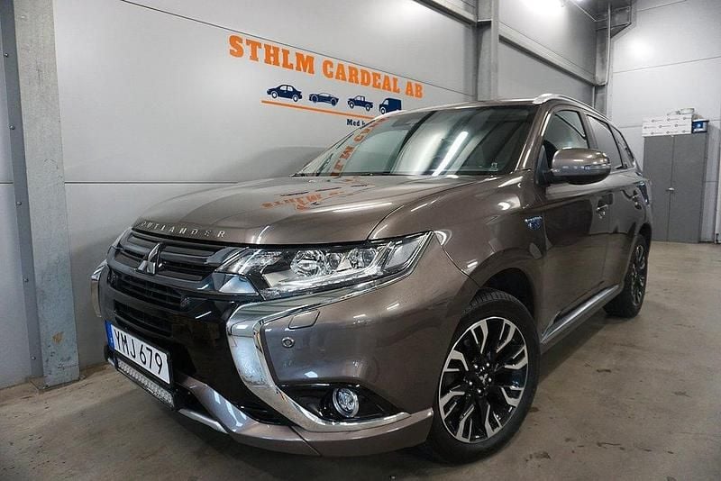 Brun Begagnad 2017 Mitsubishi Outlander P-HEV SUV | 204 900 kr (Marknadspris) - Bild 1/4