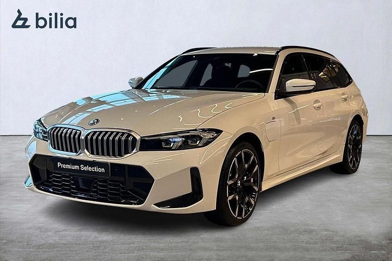 Vit (alpinvit) Begagnad 2025 BMW 330e M Sport Kombi | 559 900 kr - Bild 1/4