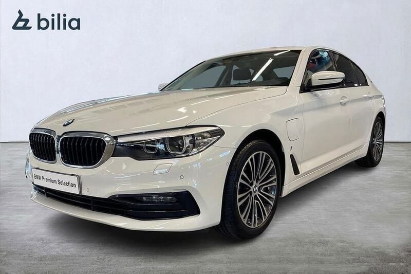 Vit Begagnad 2019 BMW 530e iPerformance Sedan | 309 900 kr (Superpris) - Bild 1/3