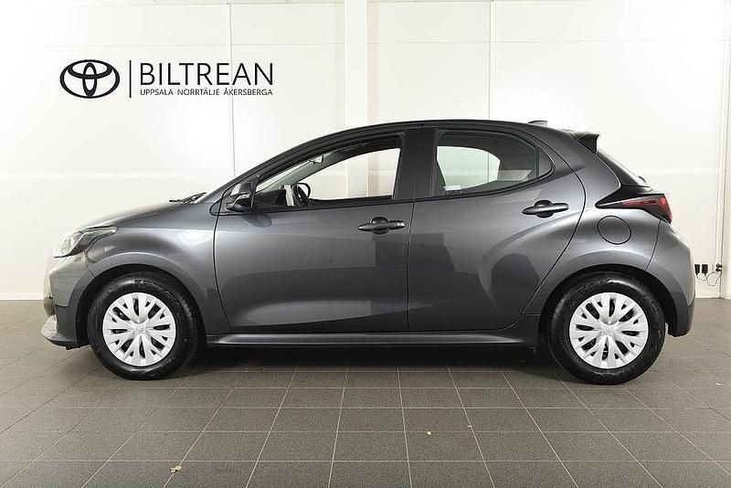 Begagnad Toyota Yaris Hybrid Active 116 HK (85 kW) 2024 Mörkgrå (grå metallic) Halvkombi
