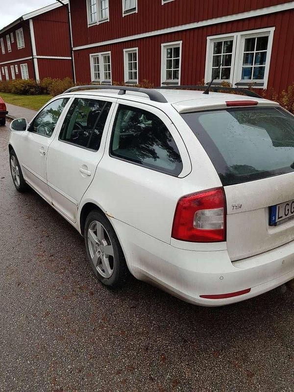 Vit Begagnad 2011 Skoda Octavia Elegance Kombi | 38 000 kr (Superpris) - Bild 1/4