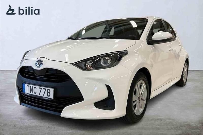 Vit Begagnad 2022 Toyota Yaris Hybrid Halvkombi | 209 900 kr (Marknadspris) - Bild 1/1