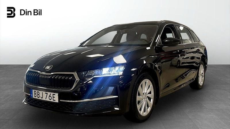Svart (black magic pärleffekt me) Begagnad 2024 Skoda Octavia Selection Kombi | 289 900 kr (Marknadspris) - Bild 1/4