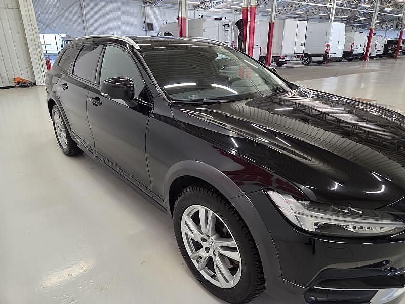 Begagnad Volvo V90 CC 190 HK (139 kW) 2017 Svart Kombi