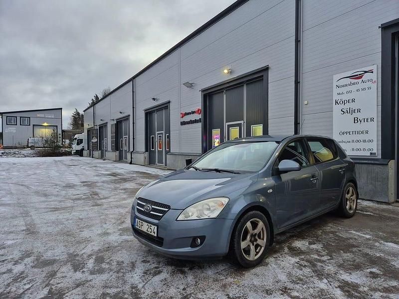 Begagnad Kia Ceed EX 122 HK (89 kW) 2007 Blå Halvkombi