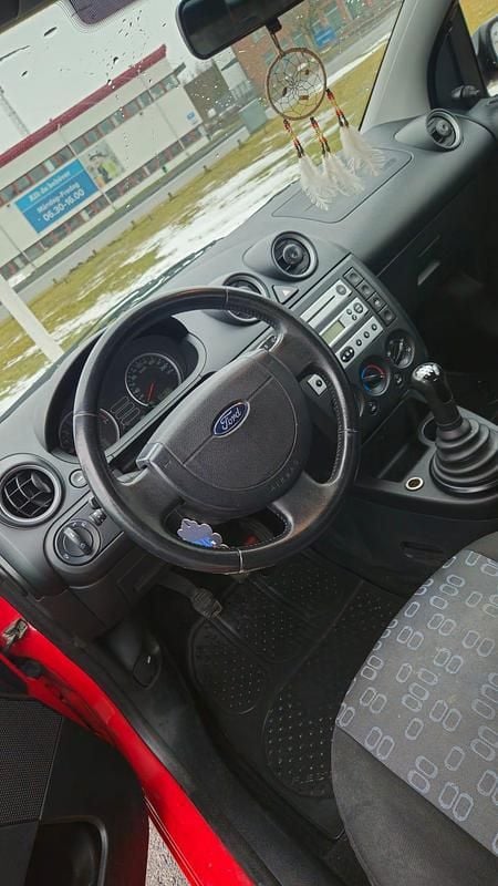 Begagnad Ford Fiesta 70 HK (51 kW) 2005 Halvkombi