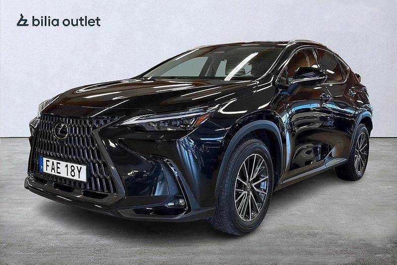 Svart Begagnad 2023 Lexus NX450h+ Executive Line SUV | 559 900 kr (Marknadspris) - Bild 1/3