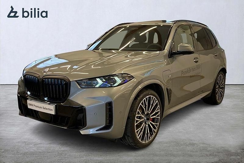 Grå Begagnad 2025 BMW X5 M Sport SUV | 1 049 900 kr (Marknadspris) - Bild 1/4