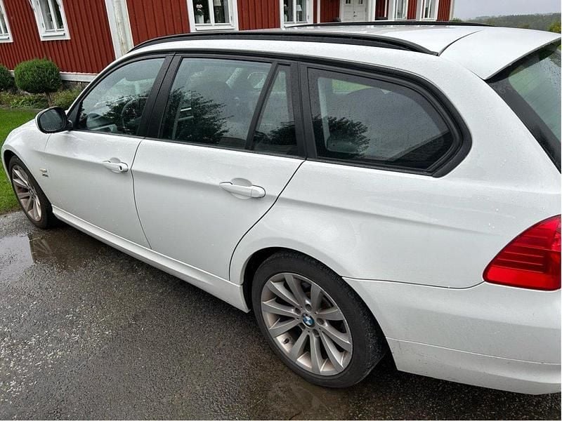 Vit Begagnad 2012 BMW 320 Kombi | 97 500 kr (Bra pris) - Bild 1/3