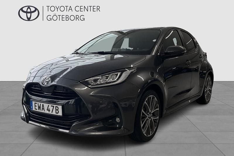 Mörkgrå (grå) Begagnad 2024 Toyota Yaris Hybrid Style Halvkombi | 264 900 kr (Lite dyr) - Bild 1/3