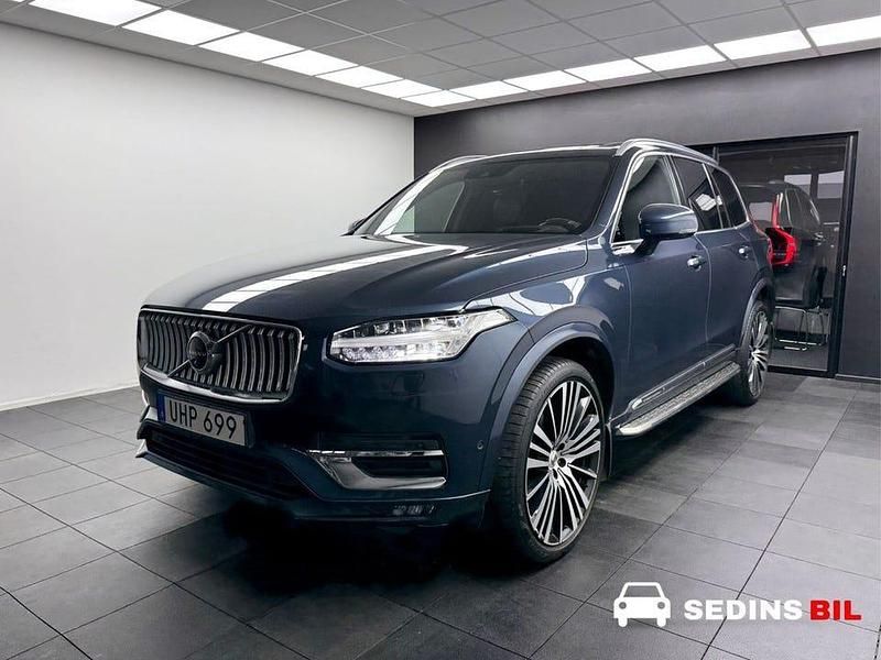 Mörkblå (blå) Begagnad 2020 Volvo XC90 Inscription SUV | 399 900 kr (Marknadspris) - Bild 1/4