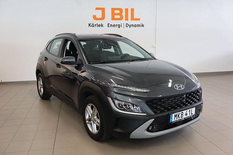 Grå Begagnad 2022 Hyundai Kona Essential SUV | 159 900 kr (Superpris) - Bild 1/4