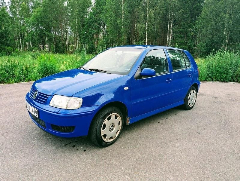 Blå Begagnad 2000 VW Polo Basis Halvkombi | 12 000 kr (Marknadspris) - Bild 1/3